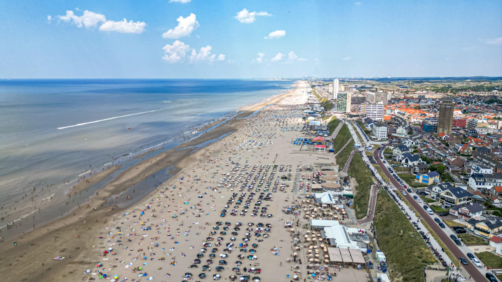 vvv-zandvoort Drone shot van het Zandvoortse strand op een zomerse dag